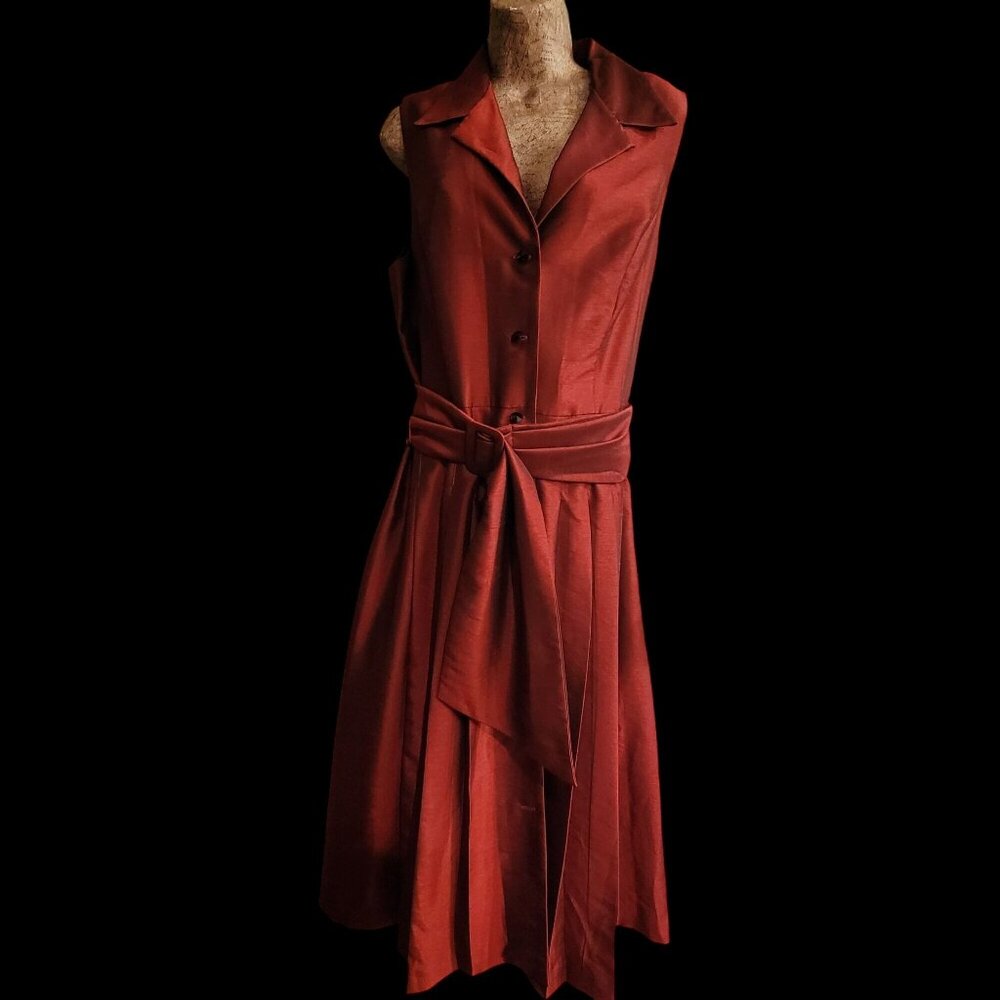 Vintage Sleeveless Button-Up Dress With Pleated Skirt & Collared Neckline In Ric